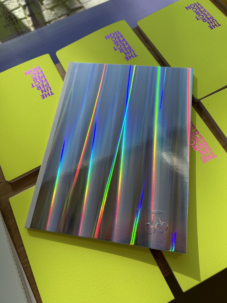Holografisches Cherry Paper Notizbuch mit geprägter Kirsche